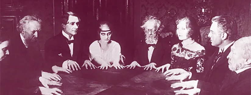 Une séance de table tournante dans les années 1920.